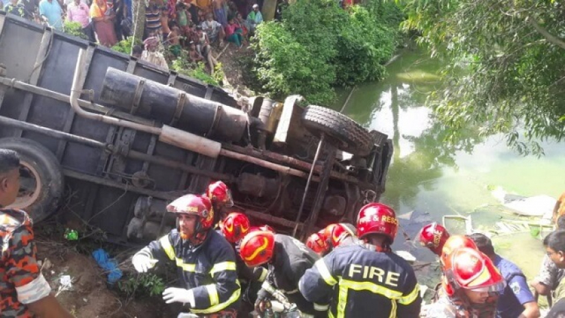 সড়ক দুর্ঘটনার পর ফায়ার সার্ভিসের কর্মীদের উদ্ধার তৎপরতা