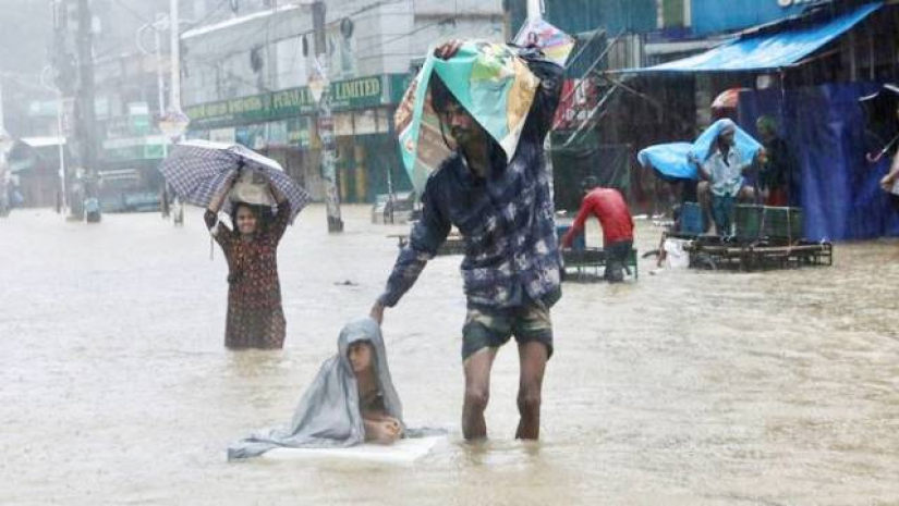 বন্যার পানিতে রাস্তা ডুবে গেছে 