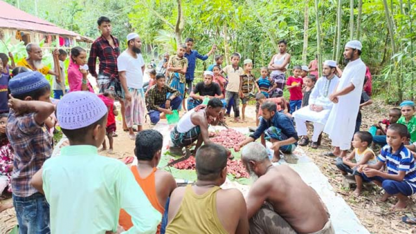 কোরবানির গোশত কাটছে 