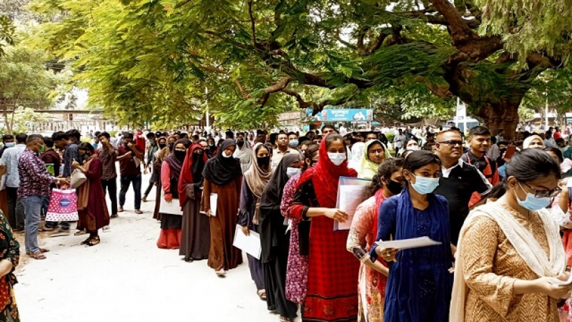 সকালে রাবির বিভিন্ন কেন্দ্রে লাইনে দাঁড়িয়ে প্রবেশ করে ভর্তিচ্ছুরা