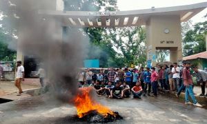 চবি অবরোধ করে ছাত্রলীগের বিক্ষোভ, বন্ধ বাস ও শাটল ট্রেন