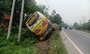 পাশের সিটে বসতে না দেওয়ায় ডাকাতরা ধর্ষণ করে সেই নারীকে