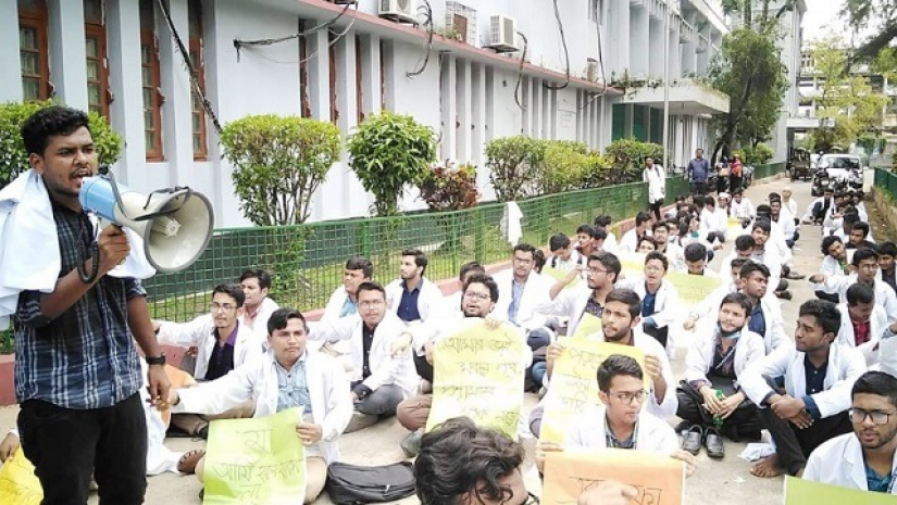 বরিশাল শের-ই-বাংলা মেডিকেল কলেজে অধ্যক্ষের কার্যালয় ঘেরাও করেছেন শিক্ষার্থীরা