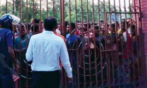 শরীরচর্চা শিক্ষকের সঙ্গে ‘আপত্তিকর’ অবস্থায় ছাত্রীকে পুলিশে দিলেন জনতা