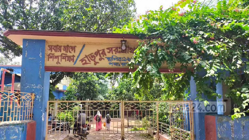 শিক্ষিকাকে প্রকাশ্যে কান ধরে ওঠবস