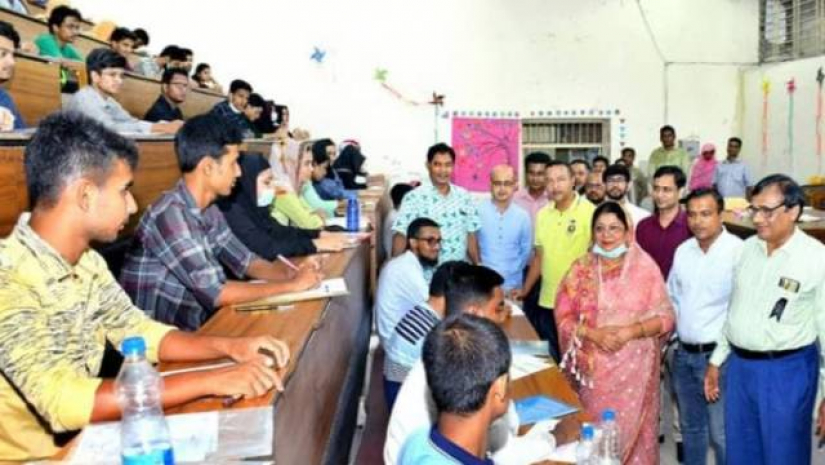 বিশ্ববিদ্যালয়টির ভর্তি পরীক্ষা কেন্দ্র পরিদর্শন করেছেন ‍উপাচার্য অধ্যাপক শিরীণ আখতার