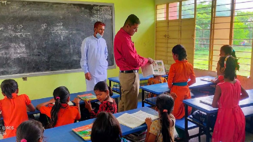 শ্রেণি কক্ষ পরিদর্শন করছেন শিক্ষা অফিসার