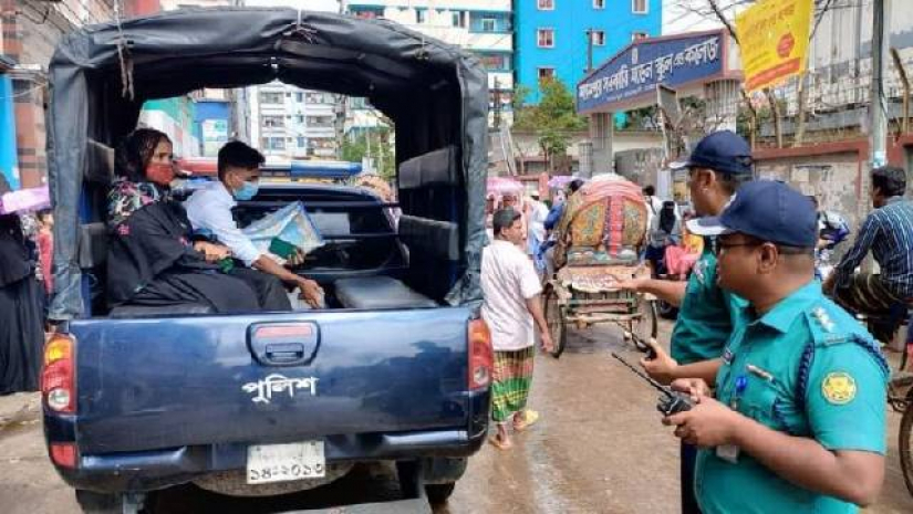 সঠিক কেন্দ্রে পৌঁছে দিচ্ছে ট্রাফিক পুলিশ 