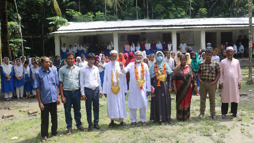 শিক্ষক দম্পতিকে ফুলের সংবর্ধনা