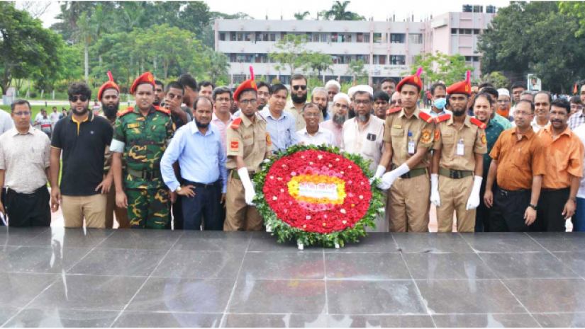 বঙ্গবন্ধুর প্রতিকৃতিতে শ্রদ্ধা নিবেদন করছেন কুয়েটের নতুন উপাচার্য