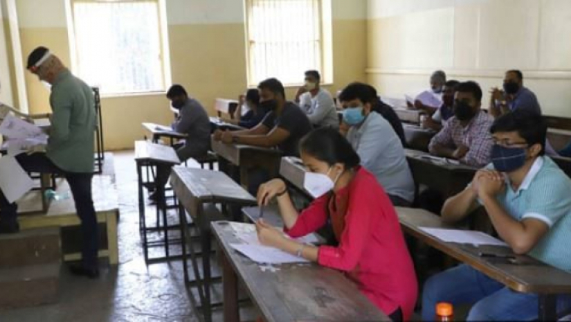ভারতের একটি প্রতিষ্ঠানে ক্লাস নিচ্ছেন শিক্ষক