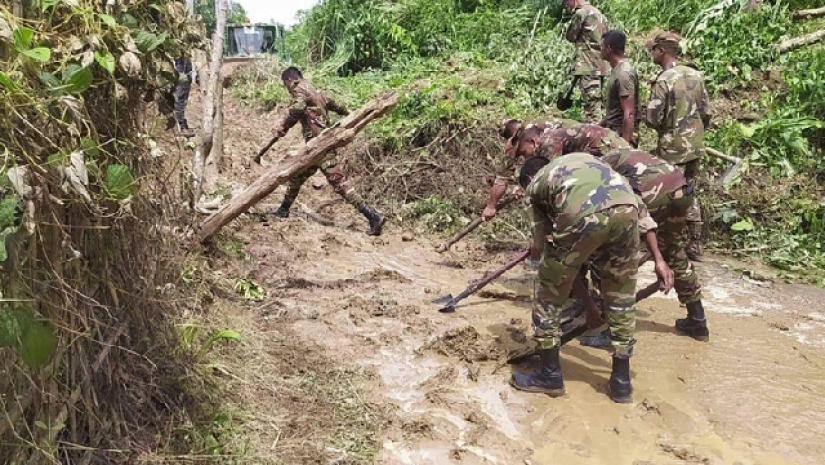 সড়ক পরিষ্কারের কাজ চলছে