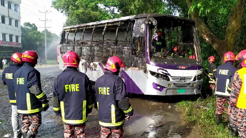 নিয়ন্ত্রণ হারানো বাসের চাপায় শিক্ষার্থীর প্রাণ গেল, আহত ৫