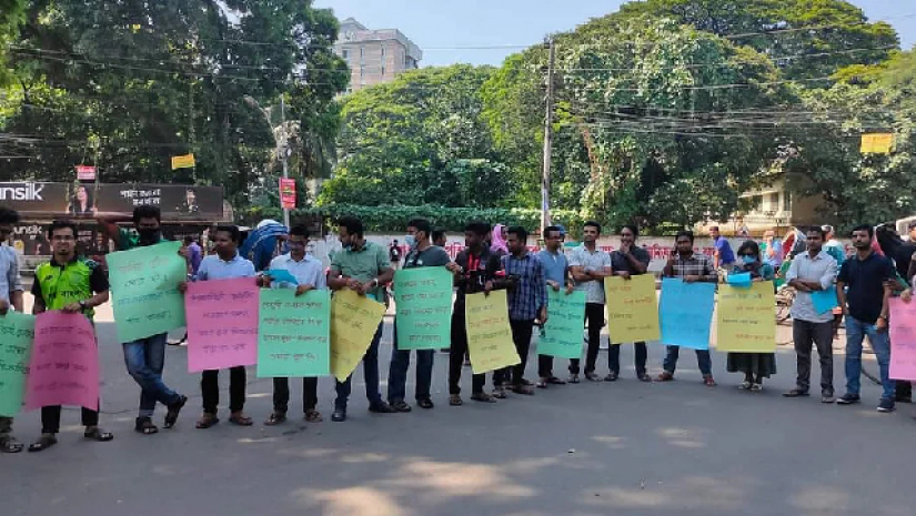 ৬ দফা দাবিতে ৪০তম বিসিএস নন-ক্যাডার প্রার্থীদের সমাবেশ