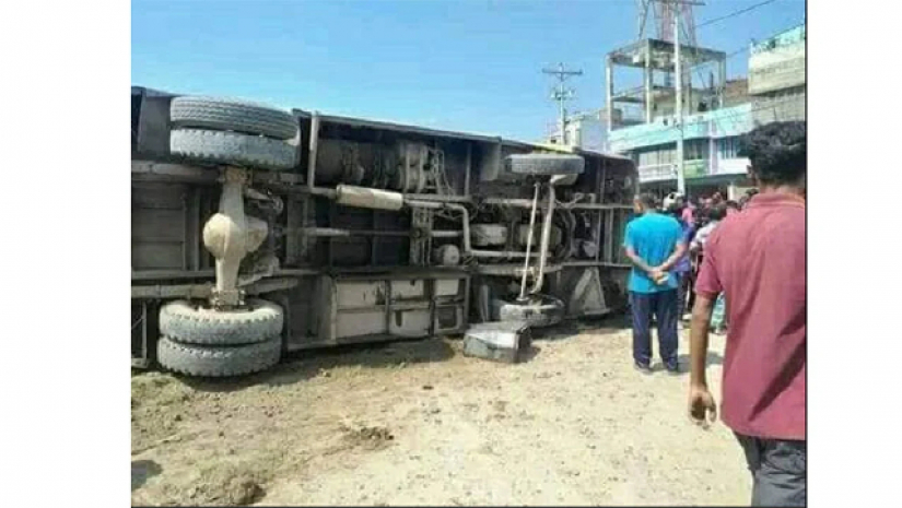 কুষ্টিয়ায় যাত্রীবাহী বাস উল্টে দুই তরুণী নিহত, আহত ৭