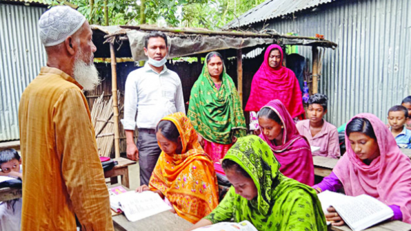 খোলা আকাশের নিচে ক্লাস শিক্ষার্থীদের