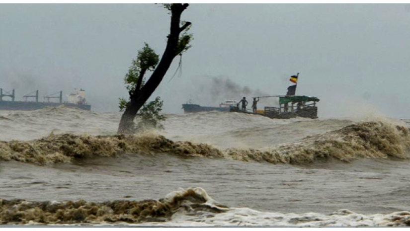 উপকূলে আঘাত হেনেছে ঘূর্ণিঝড় সিত্রাং