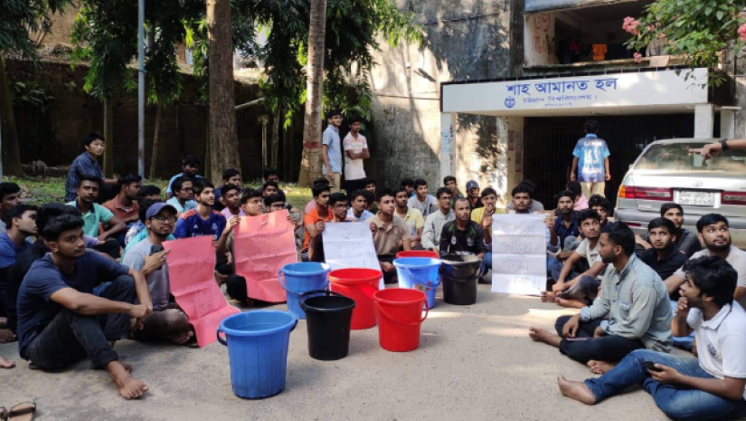 চবির আমানত হলের গেইটে তালা ঝুলিয়ে হলের সামনে শিক্ষার্থীদের আন্দোলন