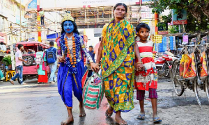 টিউশন ফি বাকি, কৃষ্ণ সেজে প্যান্ডেলে প্যান্ডেলে প্রসেনজিৎ 