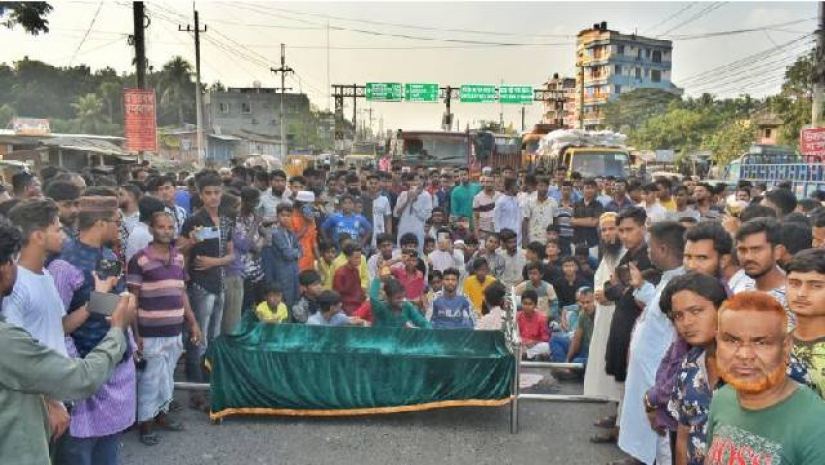 বিক্ষোভ ও সড়ক অবরোধ করেছেন নিহতের স্বজন ও এলাকাবাসী