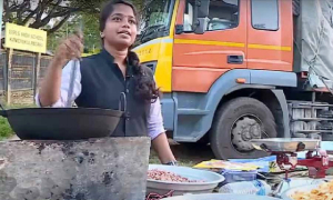 পড়াশোনা চালাতে স্কুলশেষে বাদাম বিক্রি করেন বিনিশা