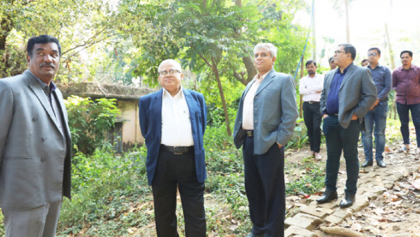 অস্থায়ী স্থাপনা নির্মাণের জন্য নির্ধারিত জায়গা পরিদর্শন করছেন বিশ্ববিদ্যালয়টির উপাচার্য