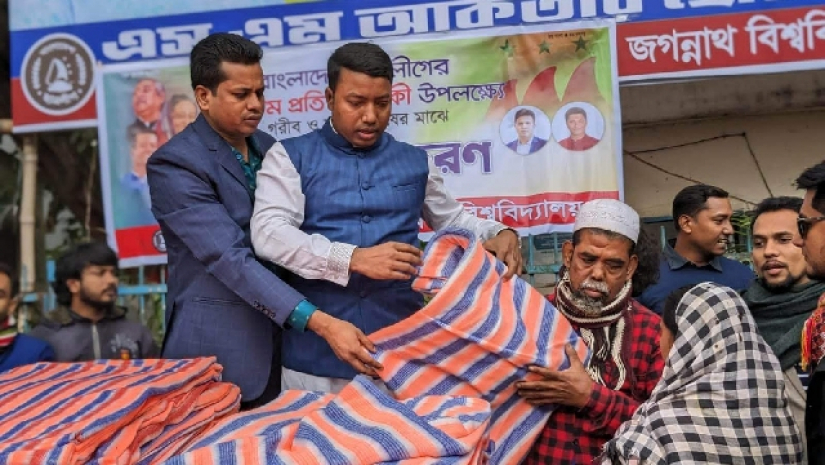 শীতার্তদের মধ্যে শীতবস্ত্র বিতরণ করছেব জাবি ছাত্রলীগের নেতা-কর্মীরা