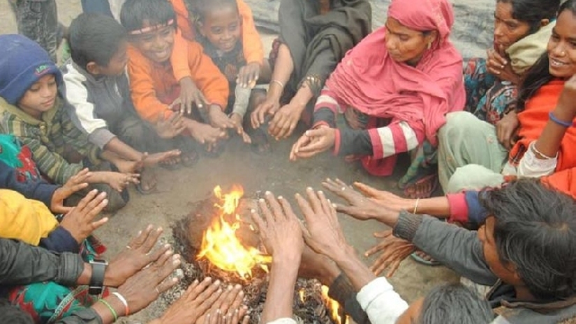 তীব্র শীতে আগুন থেকে উষ্ণতা নিচ্ছেন অনেকে