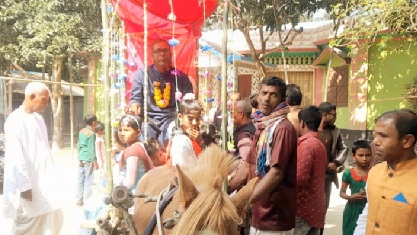 সুসজ্জিত ঘোড়া গাড়ি চড়ে বিদায় নিচ্ছেন প্রধান শিক্ষক