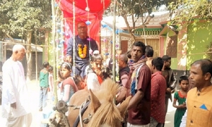 ঘোড়ার গাড়িতে চড়ে বিদায় নিলেন প্রধান শিক্ষক 