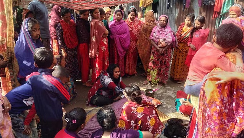 মোটরসাইকেলের ধাক্কায় নিহত স্কুলছাত্রের মরদেহ নিয়ে স্বজনদের আহাজারি