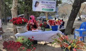 ভালোবাসার ফুল বিক্রির টাকায় হবে রাবি ছাত্রী প্রীতির চিকিৎসা