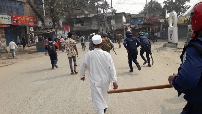 পুলিশের সঙ্গে মুসল্লিদের সংঘর্ষ