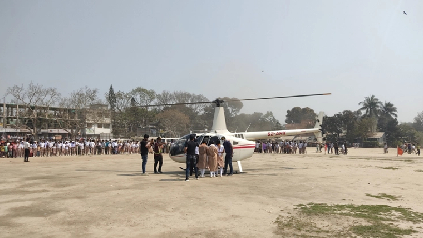 বৃত্তিপ্রাপ্ত শিক্ষার্থীদের হেলিকপ্টারে ঘুরিয়ে সংবর্ধনা বিদ্যালয় কর্তৃপক্ষের