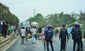 ঢাকা-চট্টগ্রাম মহাসড়ক অবরোধ কুবি ছাত্রলীগের, পাশে পুলিশ