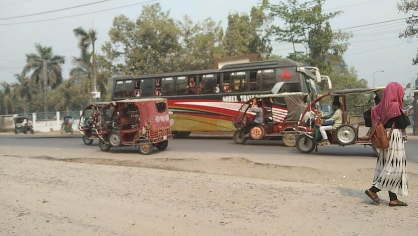 সকাল থেকে রাবি ক্যাম্পাসের সামনের সড়ক দিয়ে চলছে সব ধরনের যানবাহন