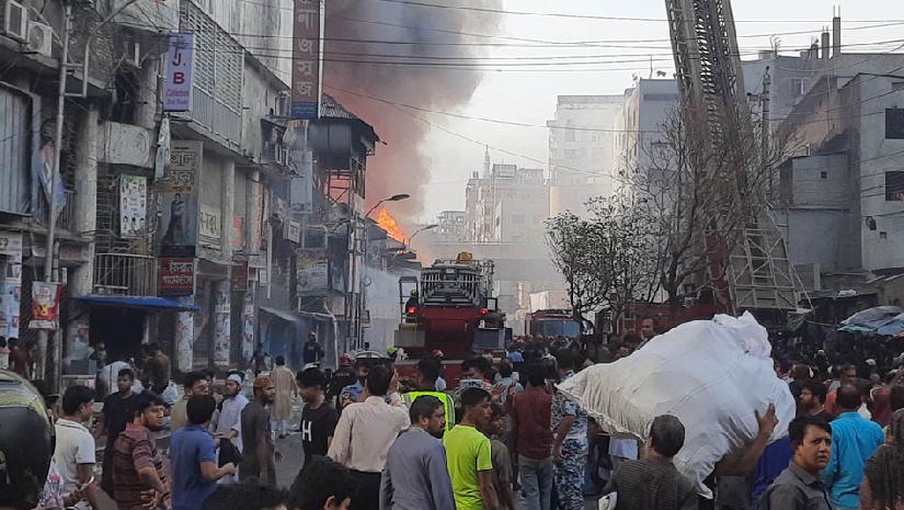 ধোঁয়ায় ছেয়ে গেছে বঙ্গবাজারের আকাশ