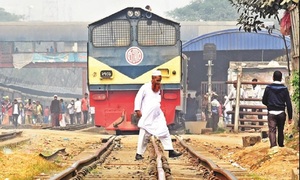 রাজধানীতে ট্রেনের ধাক্কায় প্রাণ গেল চারজনের