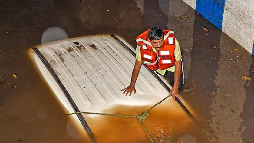 উদ্ধার অভিযান চলছে