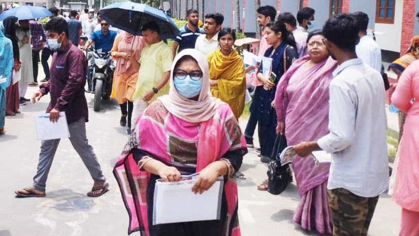 রাজশাহী বিশ্ববিদ্যালয়ের ভর্তি পরীক্ষায় অংশ নিতে ক্যাম্পাসে আসেন শিক্ষার্থীরা