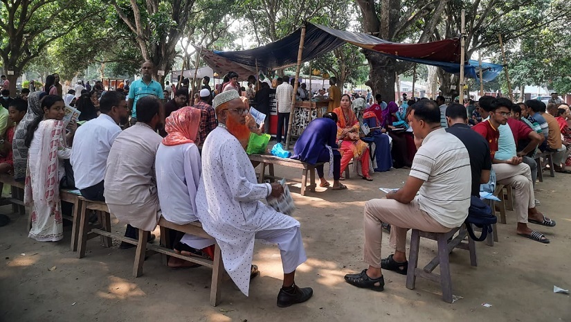 রাবিতে পরীক্ষা কেন্দ্রের বাইরে অভিভাবকদের অপেক্ষা