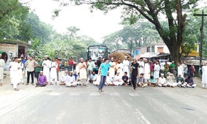 মহাসড়কে যান চলাচল বন্ধ করে দিলেন ইবি শিক্ষার্থীরা