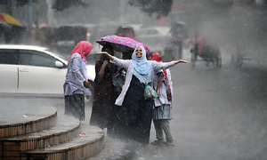 জেনে নিন ১০ মিনিট বৃষ্টিতে ভেজার ৮ উপকারিতা