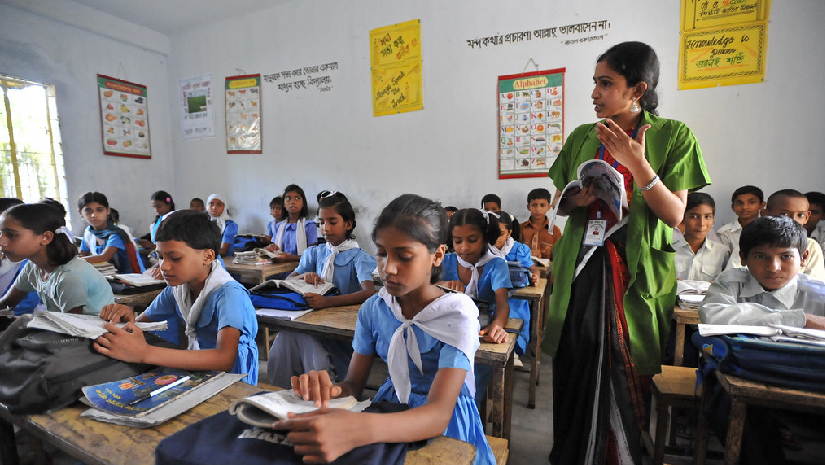 একটি প্রাথমিক বিদ্যালয়ের শ্রেণিকক্ষে শিক্ষার্থীদের পাঠদান করছেন একজন শিক্ষক