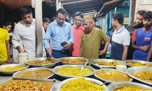 জাবি বটতলায় ফ্রিজে পচা-বাসি খাবার, জরিমানা ২৫ হাজার