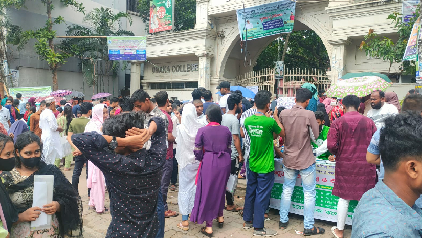 কেন্দ্রের সামনে ভর্তিচ্ছুদের ভিড়