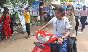 পরীক্ষার বাকী পাঁচ মিনিট, ভর্তিচ্ছুদের নিয়ে ছুটছেন নাবিলা