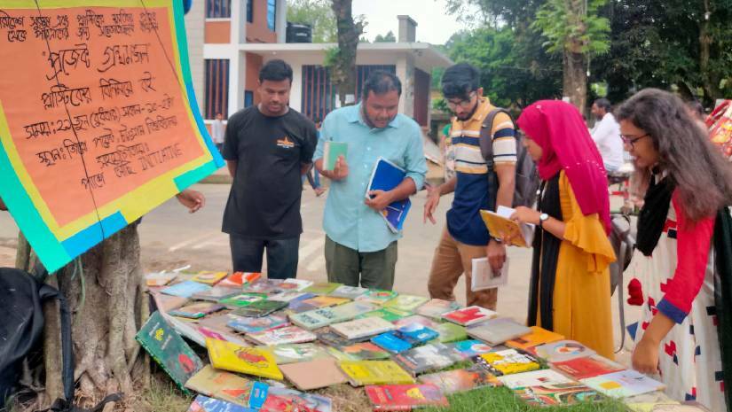 প্লাস্টিকের বিনিময়ে বই, বইয়ের বিনিময়ে গাছ নিতে আগ্রহ ছিল শিক্ষার্থীদের