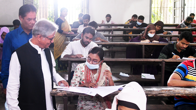 ভর্তি পরীক্ষা কেন্দ্র পরিদর্শনে ঢাকা বিশ্ববিদ্যালয়ের উপাচার্য অধ্যাপক ড. মো. আখতারুজ্জামান