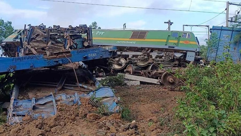 ভারতে দুই ট্রেনের মধ্যে সংঘর্ষের ঘটনা ঘটেছে